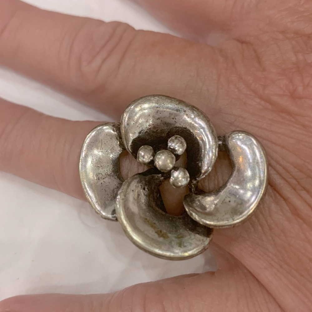Vintage Elegant Silver Floral Ring